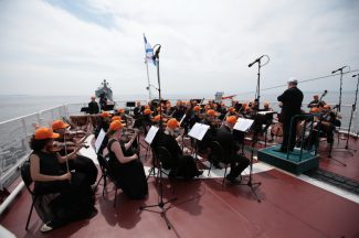Оркестр Мариинского театра и Валерий Гергиев на палубе крейсера "Варяг". Фото - Игорь Новиков Оркестр Мариинского театра и Валерий Гергиев на палубе крейсера "Варяг". Фото - Игорь Новиков