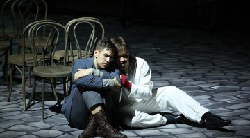 Руки Рогожина с самого началаспектакля были в крови. Фото - mariinsky.ru