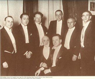Стоят: Иосиф Ахрон, Яша Хейфец, Осип Габрилович, Сергей Рахманинов, Иосиф Гофман, Павел Стасевич. Сидят: Леопольд Ауэр, Ефрем Цимбалист. 28 апреля 1925 года