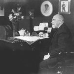 Леопольд Ауэр в своём кабинете в Нью-Йорке