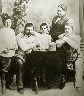 Семья Дягилевых: Сергей Дягилев (справа), Елена Валериановна Панаева — вторая жена отца, заменившая Сергею мать, брат Юрий (в центре), отец Павел Павлович и Валентин Дягилев, 1885 год. Фото - РИА Новости
