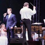 Солист Крымской филармонии Олег Ромашин поёт в сопровождении Крымского симфонического оркестра