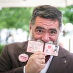 Михаил Куснирович демонстрирует свое историческое удостоверение: в студенческие годы он три года проработал дворником Большого театра