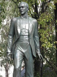 Памятник Муслиму Магомаеву Памятник Муслиму Магомаеву