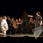 Принято решение отыгрывать оставшуюся часть спектакля без декораций и без перерыва