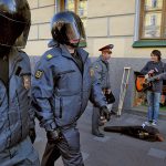 Полицейские и уличные музыканты в Москве. Фото - Александр Петросян