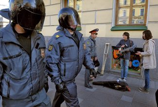 Полицейские и уличные музыканты в Москве. Фото -Александр Петросян