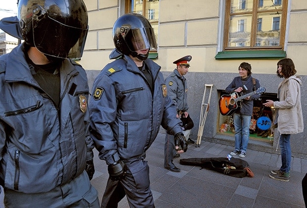 Полицейские и уличные музыканты в Москве. Фото - Александр Петросян Полицейские и уличные музыканты в Москве. Фото - Александр Петросян