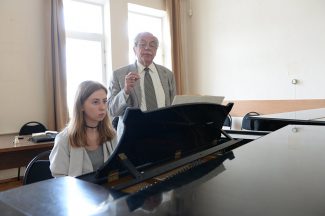 Композитор Ю.Евграфов на занятии в классе Шостаковича. Фото - РИА Новости/Сергей Пятаков Композитор Ю.Евграфов на занятии в классе Шостаковича. Фото - РИА Новости/Сергей Пятаков