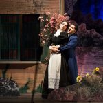 Романтический стиль воссоздан в спектакле с иронией, но без издевки. Фото - Д. Кочетков