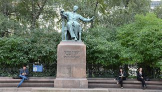 Памятник Чайковскому у Московской консерватории - "Фермата". Фото - РИА Новости/Сергей Пятаков Памятник Чайковскому у Московской консерватории - "Фермата". Фото - РИА Новости/Сергей Пятаков