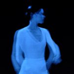 В старом балете Люсинды Чайлд оживают кадры с нею. Фото - Sally Cohn