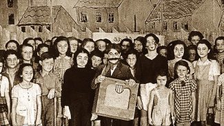 Малолетние узники концлагеря Терезиенштадт были первыми исполнителями оперы "Брундибар". После 55-й постановки оперы вся труппа вместе с композитором была отправлена в Освенцим. Фото - mikhailovsky.ru Малолетние узники концлагеря Терезиенштадт были первыми исполнителями оперы "Брундибар". После 55-й постановки оперы вся труппа вместе с композитором была отправлена в Освенцим. Фото - mikhailovsky.ru