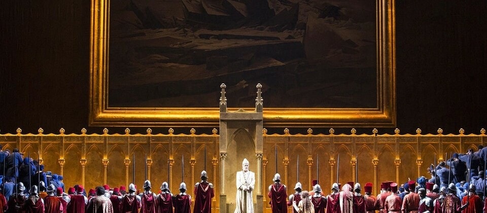 Постановка «Симона Бокканегры» сочетает парадный стиль и вольную фантазию: над головой дожа, правившего в XIV веке, висит картина века девятнадцатого. Фото - Brescia e Amisano/Teatro alla Scala