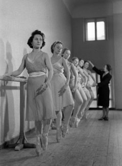 Ольга Лепешинская на занятиях у станка (первая), 1938 год. Фото - Анатолий Гаранин/РИА Новости