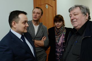 Режиссер Тимофей Кулябин (второй слева), Борис Мездрич (справа) и адвокат Сергей Бадамшин (слева) во время судебного заседания, 10 марта 2015 года. Фото - Александр Кряжев Режиссер Тимофей Кулябин (второй слева), Борис Мездрич (справа) и адвокат Сергей Бадамшин (слева) во время судебного заседания, 10 марта 2015 года. Фото - Александр Кряжев