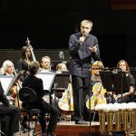 Дирижер Василий Петренко держал вступительное слово перед исполнением Девятой симфонии Бетховена. Фото - Fred Olav Vatne