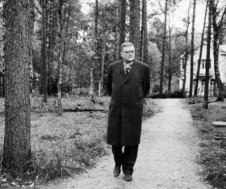 Дмитрий Шостакович на отдыхе под Ленинградом, 1963 год. Фото: Александр Коньков / ТАСС