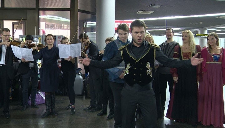 Участники оперного фестиваля выступили в зале прилета аэропорта Сочи Участники оперного фестиваля выступили в зале прилета аэропорта Сочи