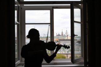 Студентка в классе. Фото - РИА Новости/Сергей Пятаков Студентка в классе. Фото - РИА Новости/Сергей Пятаков