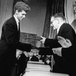 Д. Д. Шостакович вручает Клиберну золотую медаль. Фото: Михаил Озерский, РИА Новости