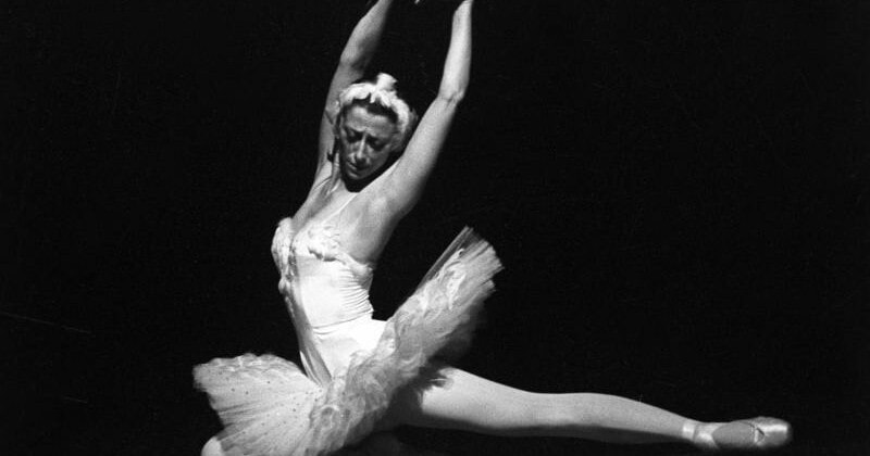 Майя Плисецкая исполняет партию Одетты. Фото - РИА Новости