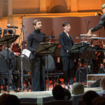 Исполнение оратории прошло в отблесках пламени. Фото - Максим Стулов / Ведомости