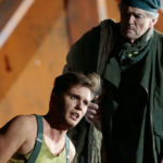 Молодой Билли (Юрий Самойлов) находит поддержку у старого Датчанина (Роберт Ллойд). Фото - Дамир Юсупов / Большой театр