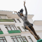 Девятиметровая Плисецкая челябинского скульптора Митрошина изображена в роли Кармен. Сделана по мотивам статуэтки, которую по легенде Майе Михайловне мастер подарил после ее слов «Давно ты, Витюша, для меня ничего не лепил». Фото - Артем Геодакян / ТАСС