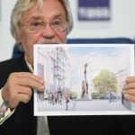 Владимир Васильев с эскизом памятника Майе Плисецкой. Фото - Михаил Воскресенский