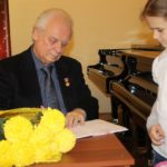 В конце встречи Юрий Симонов раздал автографы и подписал дневники ученикам ЦДМШ Саратова. Фото - Алина Шкарупа