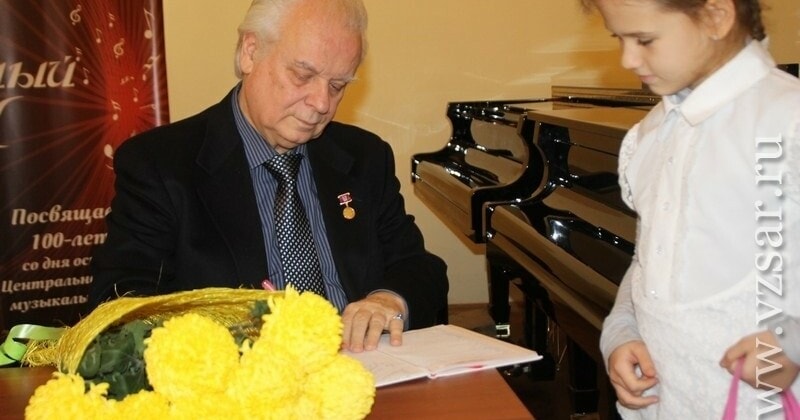 В конце встречи Юрий Симонов раздал автографы и подписал дневники ученикам ЦДМШ Саратова. Фото - Алина Шкарупа