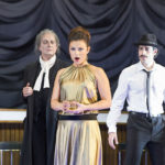 Сцена из спектакля «Так поступают все женщины». Фьордилиджи - Корин Уинтерс, Дон Альфонсо (слева) - Йоханнес Мартин Кренцле, Феррандо - Даниэль Беле. Фото с сайта театра «Ковент-Гарден»