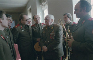 Руководитель ансамбля, народный артист СССР, генерал-майор Борис Александрович Александров с артистами. 1 мая 1985-го. Фото - Юрий Лизунов