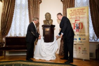 В фойе Большого зала консерватории у картины «Славянские композиторы» прошла торжественная церемония передачи в дар Консерватории бюста Д. Д. Шостаковича