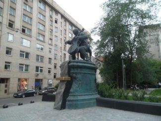 Сквер за памятником Ростроповича назовут именем знаменитого виолончелиста