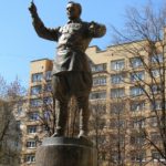 Памятник Александру Александрову работы скульптора Александра Таратынова и архитектора Михаила Корси
