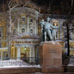 Памятник П.И.Чайковскому у здания Большого зала Московской консерватории. Фото - Эмиль Матвеев