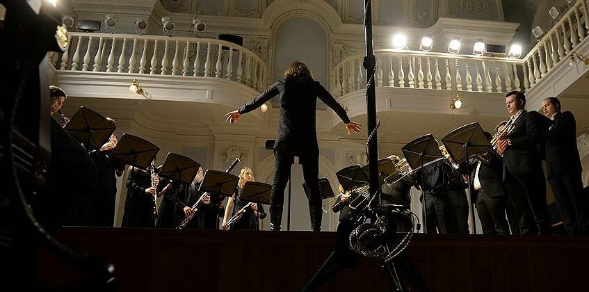 Филипп Чижевский и ансамбль "Questa Musica". Фото - Юрий Мартьянов/Коммерсантъ