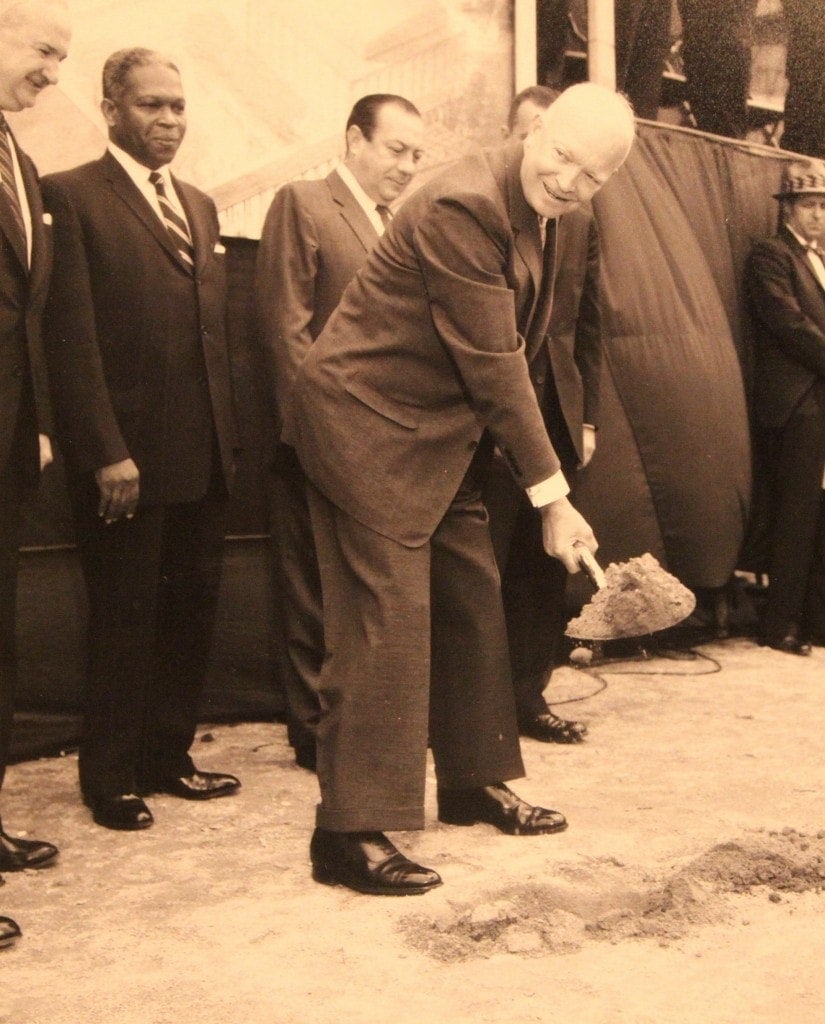 Дуайт Эйзенхауэр на церемонии начала строительства Линкольн-центра, 14 мая 1959 года