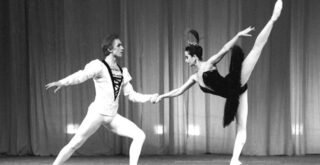 Народные артисты РСФСР Вячеслав Гордеев - Принц и Надежда Павлова - Одиллия в "Лебедином Озере", 1984 год. Фото - А. Макаров/РИА Новости