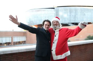 Дирижер Марко Даллара и Санта-Клаус. Фото - Auditorium Parco della Musica