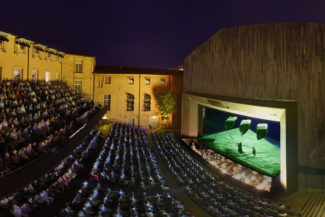 На ключевой площадке фестиваля – в Театре архиепископства – спектакли играются под открытым небом. Фото - Pascal Victor / ArtcomArt