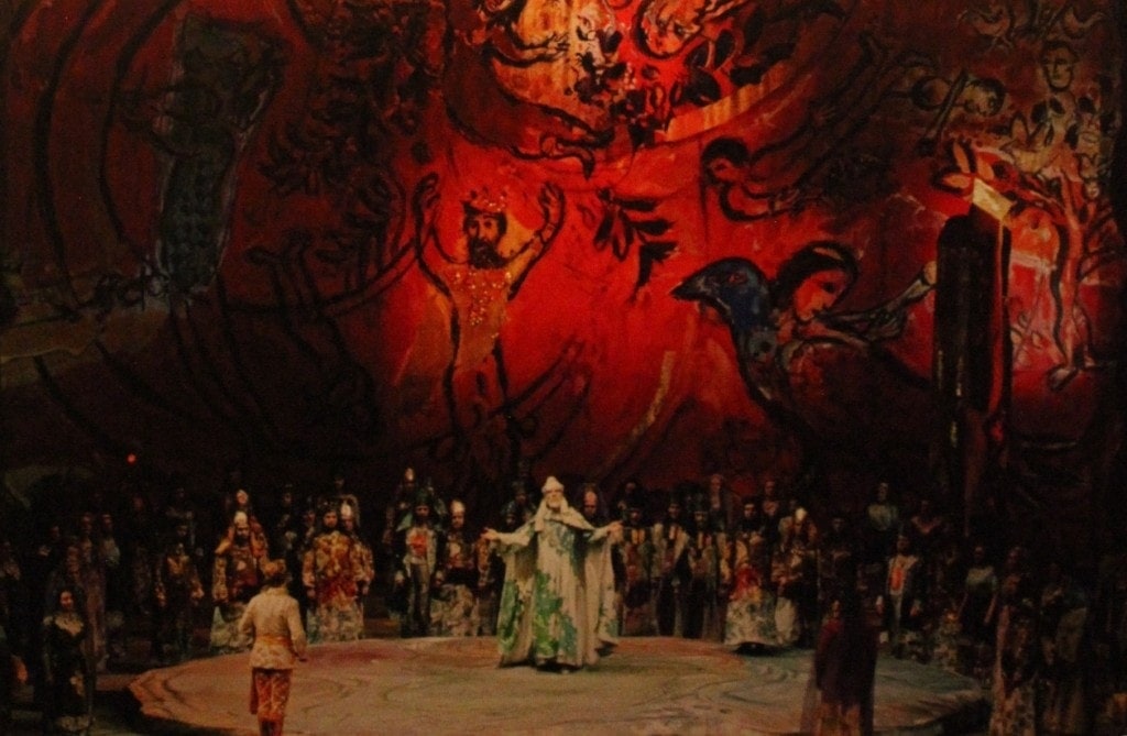 Одна из сцен «Волшебной флейты» с декорациями и костюмами Марка Шагала