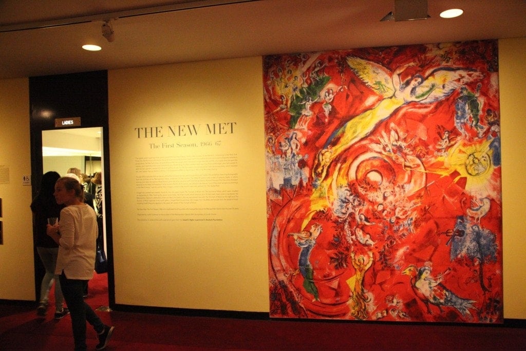 Вход на выставку обозначен репродукцией панно Марка Шагала "Триумф музыки"