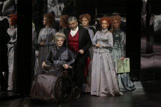 Генеральша Епанчина - Евгения Сегенюк. Генерал Епанчин - Валерий Гильманов. Александра - Ольга Селиверстова. Аглая - Юлия Мазурова. Аделаида - Юлия Смирнова. Фото - Дамир Юсупов/ Большой театр.