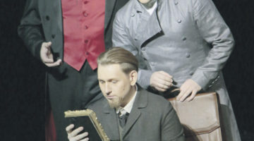 Режиссер иллюстрирует сцены из «Идиота» – страница за страницей. Фото - Дамир Юсупов/Большой театр