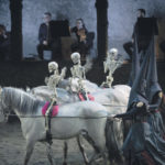 Пластиковые скелеты слишком упрощают моцартовский шедевр. Фото предоставлено пресс-службой фестиваля
