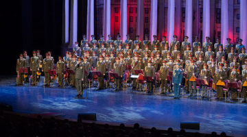 Первое после катастрофы выступление ансамбля на сцене Театра Российской Армии. Фото - Ансамбль имени Александрова