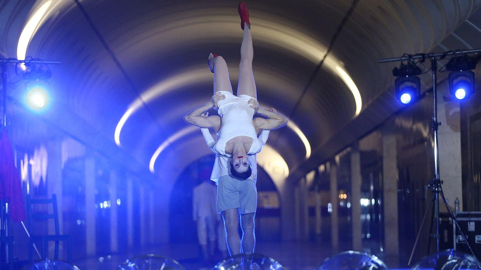 "Ночь балета" в московском метро «Кафе Идиот» на «Достоевской»: в метро прошла акция «Ночь балета»